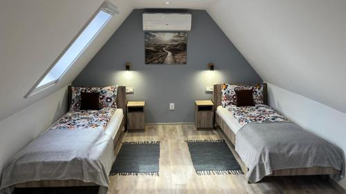En eller flere senger på et rom på Habitat of Dreams
