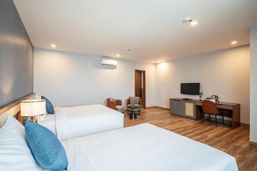 Una cama o camas en una habitación de Tahiti Central Seaview - 50m to Night Market Phu Quoc