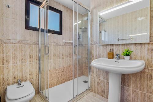 Bilik mandi di Fontana 5D by IVI Real Estate