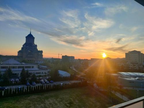 Solopgangen eller solnedgangen set fra lejligheden