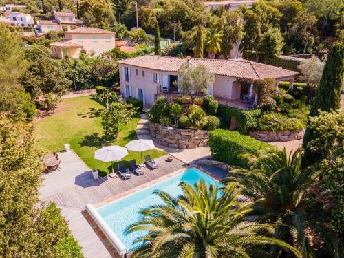 une vue aérienne d'une maison avec piscine dans l'établissement Villa Medea -Beautiful family villa, à La Croix-Valmer