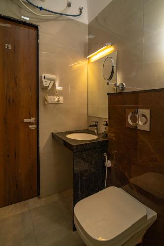 ウダイプールにあるRABBIT RATNAM -By Udaipur Hotelsのトイレと洗面台付きのバスルーム