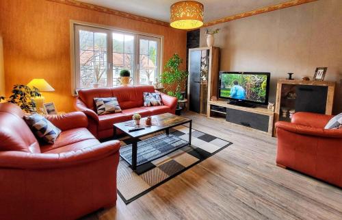 バート・ハルツブルクにあるBella Mirella - 3 Schlafzimmerのリビングルーム(赤いソファ、テレビ付)