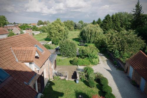 eine Luftansicht eines Hauses mit Hof in der Unterkunft Les chambres du Moulin in Arleux-du-Nord