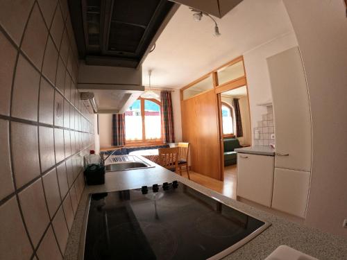 uma cozinha com um lavatório e uma bancada em Residence Emma em Dobbiaco
