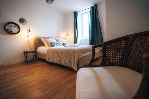 une chambre avec un lit et une fenêtre dans l'établissement Le Berry Chic • Raffiné & Spacieux • Proche Gare, à Châteauroux