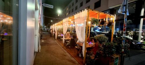 una ventana de un restaurante con gente sentada en las mesas en Urban Serviced Apartments, en Viena