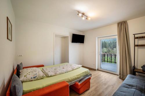 Ένα ή περισσότερα κρεβάτια σε δωμάτιο στο Silbernagl Terrasse - Blick zum See