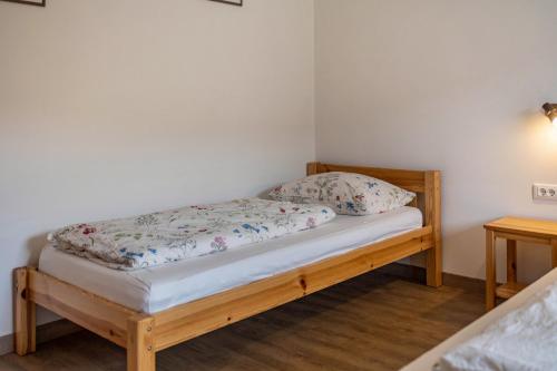Ένα ή περισσότερα κρεβάτια σε δωμάτιο στο Silbernagl Terrasse - Blick zum See