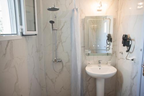 ein Bad mit einer Dusche und einem Waschbecken in der Unterkunft Manolia Apartments & Studios in Plakias
