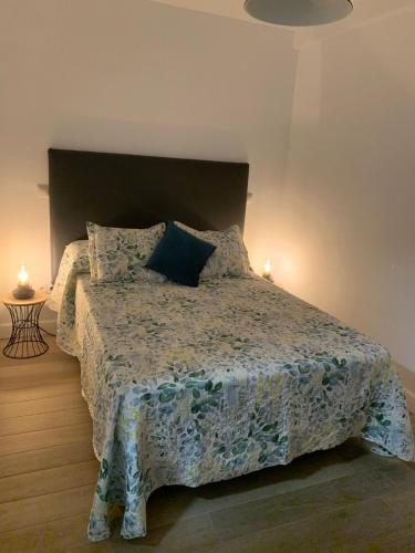 a bedroom with a large bed with a blue pillow at Paraíso Maspalomas Experience in San Bartolomé