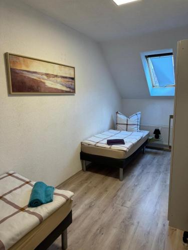 Zimmer mit 2 Betten und Wandgemälde in der Unterkunft Apartment DRK15 in Arnstadt