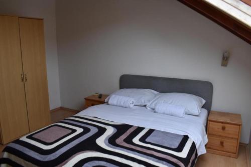 سرير أو أسرّة في غرفة في ROOMS free - Zagorje