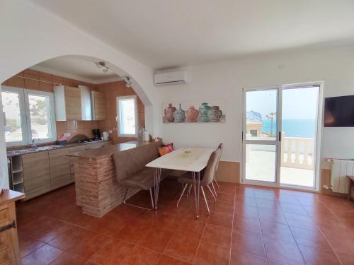 a kitchen and dining room with a table and chairs at Casa Mar in Águilas