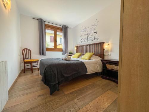 Bonita casa. Gran jardín. Con wifi.にあるベッド