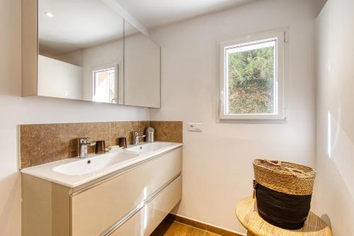 une salle de bain avec un lavabo et une fenêtre dans l'établissement Villa Meilleur, à Sainte-Maxime