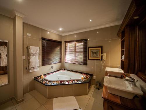 Ένα μπάνιο στο Fairview Hotels,Spa & Golf Resort