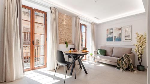 ein Wohnzimmer mit einem Sofa und einem Tisch in der Unterkunft Myflats Luxury Cathedral in Alicante