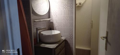 Ett badrum på Charmant appartement vue mer