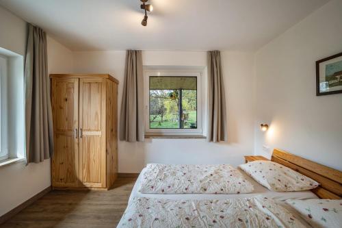a bedroom with two beds and a window at Silbernagl sonnig mit Gartenblick in Issengo