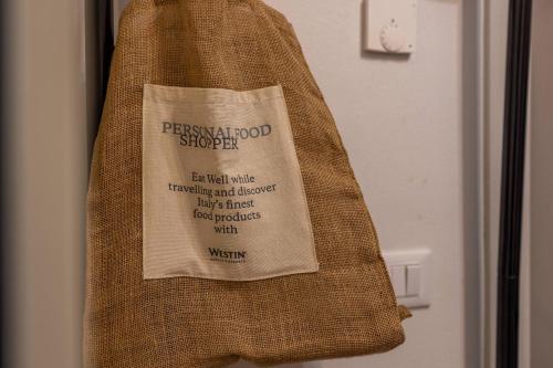 a brown bag with a sign on the side of a door at Silbernagl sonnig mit Gartenblick in Issengo