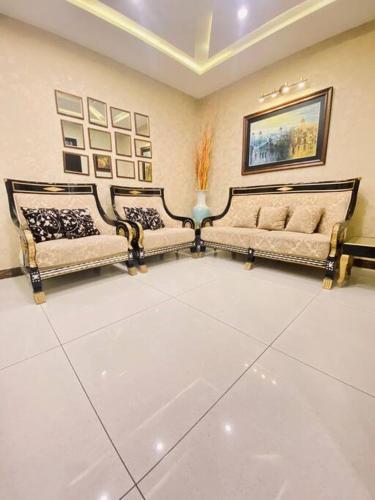 Zona d'estar a 102-Luxury Apartment to Admire your stay in Lahore