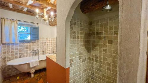 A bathroom at Belle bergerie avec piscine chauffee surplombant la baie de Santa Giulia