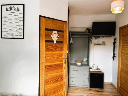 a wooden door in a room with a desk at Pokoje Gościnne Malinówka in Krościenko