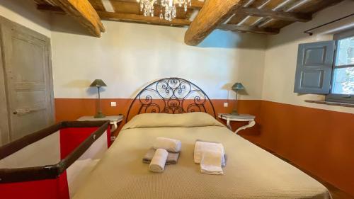 A bed or beds in a room at Belle bergerie avec piscine chauffee surplombant la baie de Santa Giulia