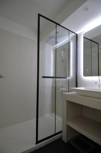 une salle de bain avec une douche en verre et un lavabo dans l'établissement TOBIAS - Appartement Duplex 4 personnes Quartier Riquier Nice, à Nice