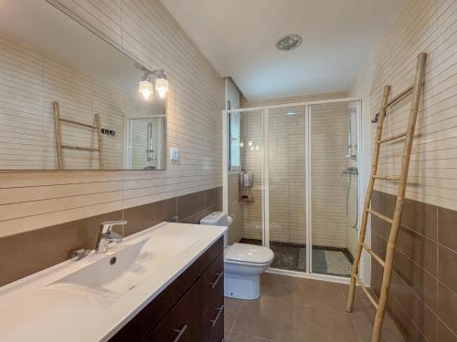 a bathroom with a sink and a toilet and a shower at Clauhomes Golf and Sea in Tarragona
