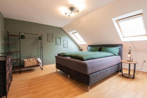 een slaapkamer met een bed in het midden van een kamer bij Ferienwohnung "Tee Tied" 35225 in Hesel