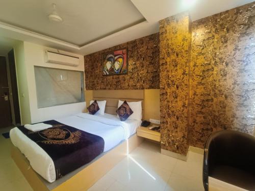 um quarto com uma grande cama branca e uma parede em Hotel rudra inn at Delhi airport em Nova Deli