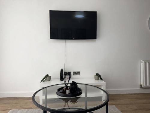 Μια τηλεόραση ή/και κέντρο ψυχαγωγίας στο Luxury - Smart TV - Fast Wifi - Near Utilitia Arena & ICC
