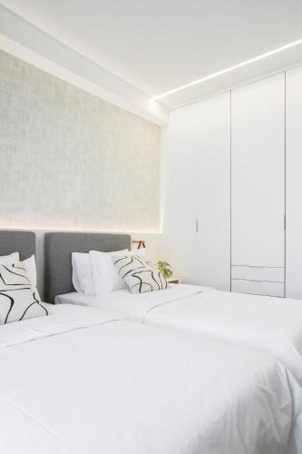 Deluxe Apartment in Kallithea with Balcony & Wifi