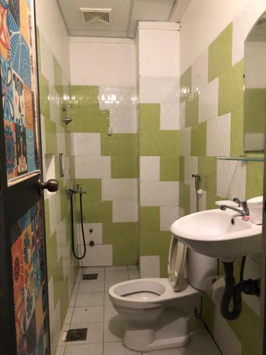 La salle de bains est pourvue de toilettes et d'un lavabo. dans l'établissement Khách sạn thái bảo, à Thôn Mỹ Phước