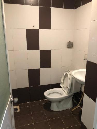 a bathroom with a toilet and a sink at Khách sạn thái bảo in Thôn Mỹ Phước
