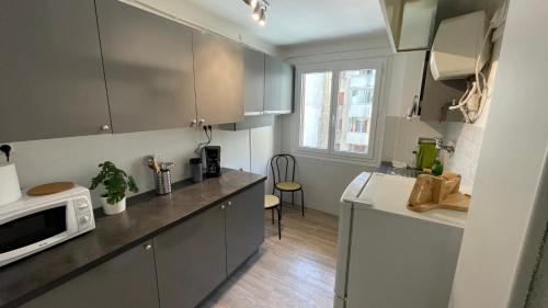 Il comprend une petite cuisine équipée d'un four micro-ondes et d'un comptoir. dans l'établissement Proche centre-ville et calme, à Marseille