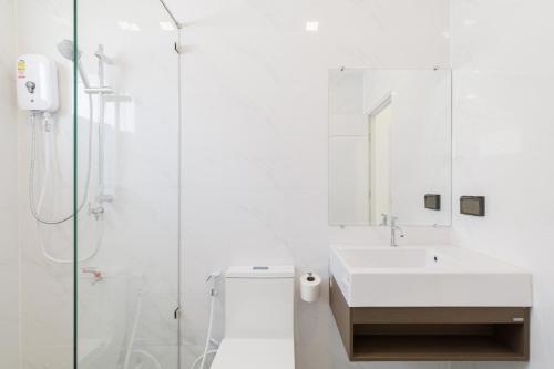 Koupelna v ubytování 3-bedroom, 3-bathroom townhouse, community with swimming pool, gym, walking street for 20 minutes by car