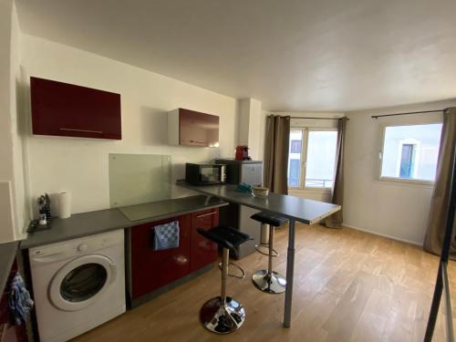 une cuisine avec une machine à laver dans une pièce dans l'établissement Appartement Nancy, à Nancy