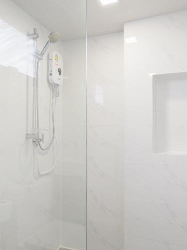 Koupelna v ubytování 3-bedroom, 3-bathroom townhouse, community with swimming pool, gym, walking street for 20 minutes by car