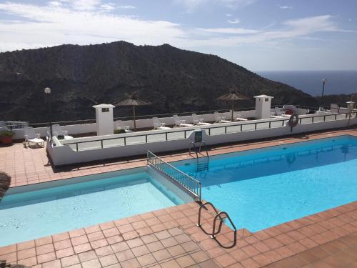 una gran piscina en la parte superior de un edificio en Apartamento Jacaranda en Puerto Rico