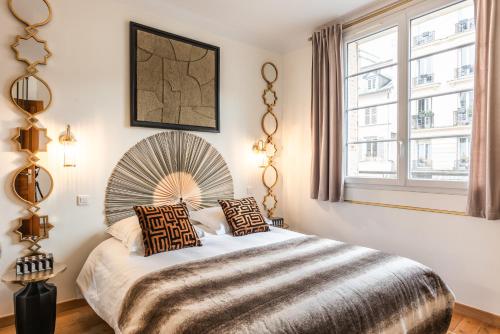 Un dormitorio con una cama y una ventana grande. en Cosy & Design apartment 4 guests - Eiffel Tower, en París