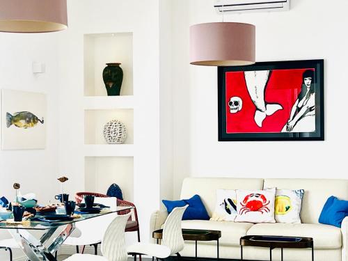 ein Wohnzimmer mit einem weißen Sofa und einem Tisch in der Unterkunft Luxury Villa - La Balena Blu in Massa Lubrense