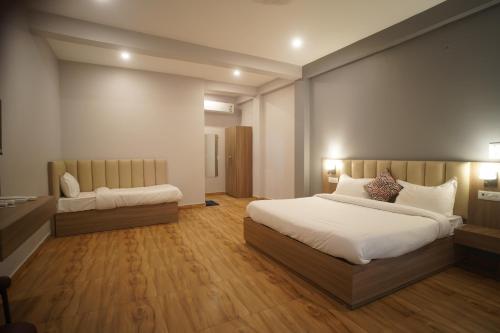 グワーリヤルにある7 Hills Resortの広いベッドルーム1室(ベッド2台付)