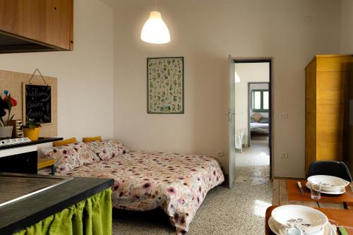 a bedroom with a bed and a kitchen at Casina al Castello - Natura e Relax in Castel del Monte