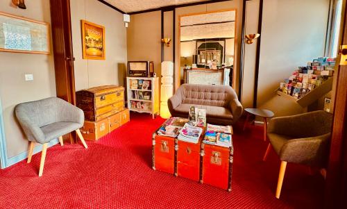 un salon avec deux chaises et une table dans l'établissement Hotel Italia, à Tours