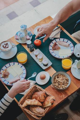 オスゴールにあるHôtel de La Plageの食べ物の皿と七面鳥が置かれたテーブル