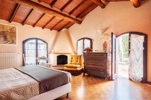 1 dormitorio con 1 cama y chimenea en Agriturismo - Collina Toscana Resort, en Monsummano