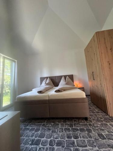 Un pat sau paturi într-o cameră la Villa Tadini
